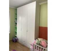 Шкаф трехстворчатый с выдвижнми ящиками + стеллаж