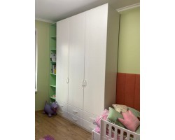 Шкаф трехстворчатый с выдвижнми ящиками + стеллаж