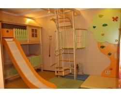 Двухъярусная кровать с крышей и горкой