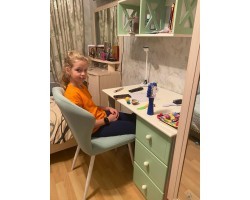 Письменный стол с навесными полками